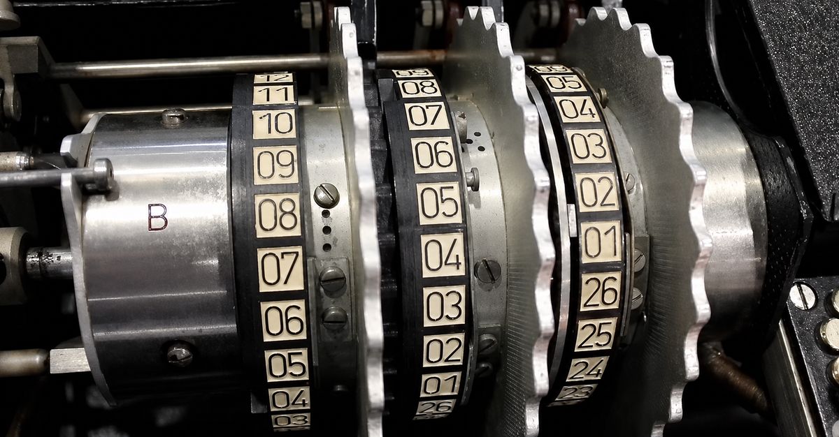 Detall dels rotors numerats d’una màquina Enigma utilitzada per xifrar missatges durant la Segona Guerra Mundial.