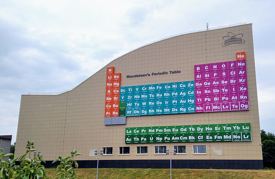 Huge_Mendeleev_periodic_table_of_elements_in_Dubna