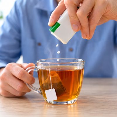 Edulcorants com l'estevia, la sacarina, l'aspartam i el xilitol al costat de cafè, xocolata i un refresc