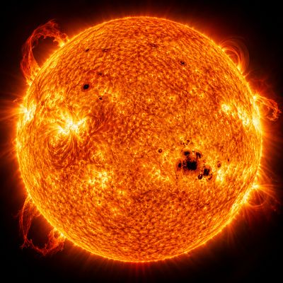 El Sol, l'estrella més propera a la Terra, amb la seva superfície incandescent.