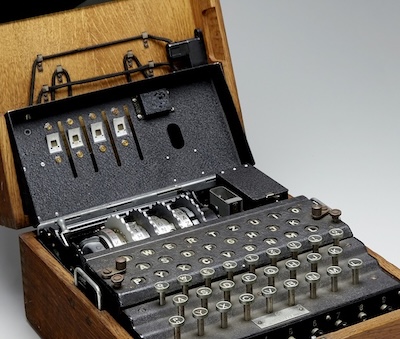 Màquina Enigma amb el teclat i els rotors visibles dins la seva caixa de fusta