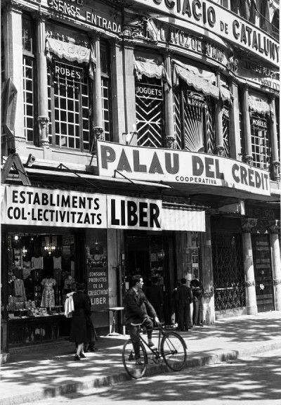 Façana d'un establiment col·lectivitzat a Barcelona durant la Guerra Civil, amb el rètol