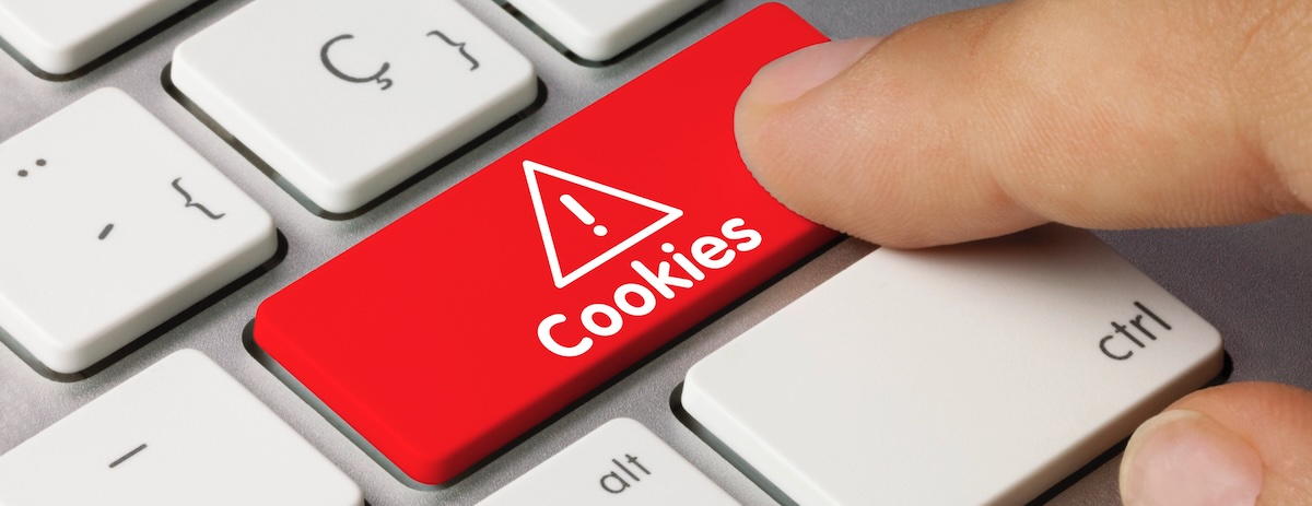 Usuari decidint de fer clic o no en una colla de finestres de cookies