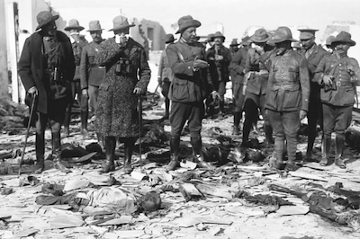 Imatge on es veu el general Berenguer inspeccionant una cadavera amb un mucador al nas