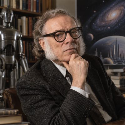Retrat d’Isaac Asimov en un entorn de llibres, robòtica i exploració espacial.