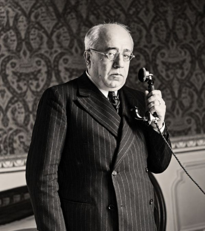 Manuel Azaña, president de la Segona República Espanyola, parlant per un telèfon de l'època.
