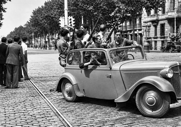 Grup de milicians armats circulant en un vehicle pels carrers de Barcelona durant els primers mesos de la Guerra Civil.