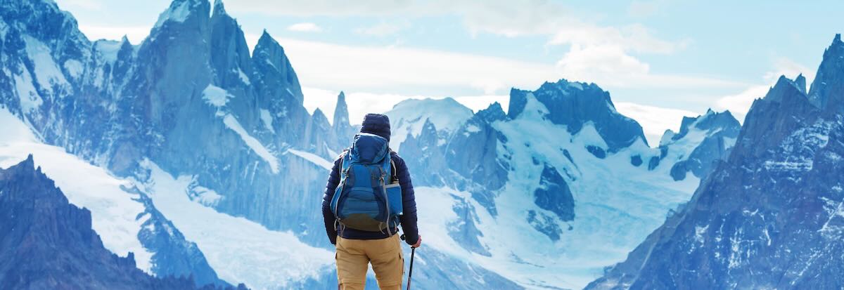 excursionista mirant paissatge