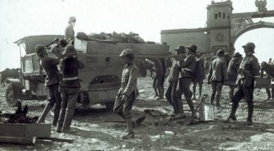 Recollint cadavers a Monte-Arruit