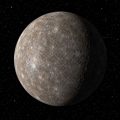 Planeta Mercuri amb superfície grisa i crateritzada vist sobre un fons espacial estrellat
