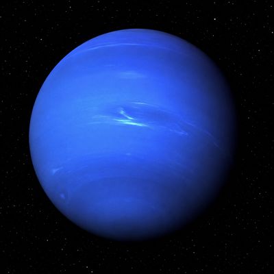 Planeta Neptú vist des de l'espai amb tons blaus intensos i núvols atmosfèrics sobre fons estrellat