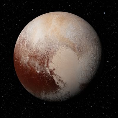 Planeta nan Plutó amb superfície gelada i regions clares i fosques visibles sobre fons espacial
