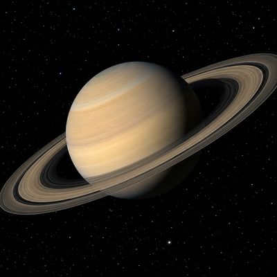 Planeta Saturn amb els seus grans anells visibles sobre un fons espacial ple d'estrelles