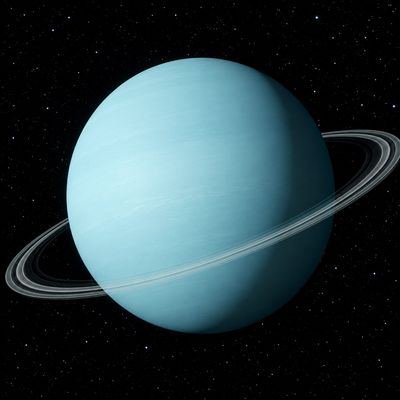Planeta Urà amb anells fins visibles sobre un fons negre ple d'estrelles
