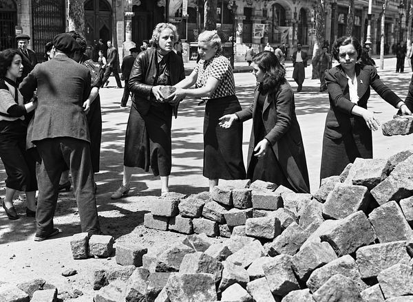 Voluntaris retirant les llambordes d'una barricada a Barcelona el 7 de maig de 1937, després dels Fets de Maig. Fotografia d'Agustí Centelles.