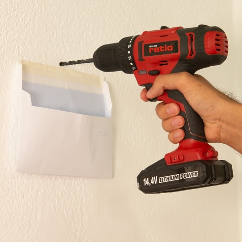 Trepant amb un sobre per recollir la pols